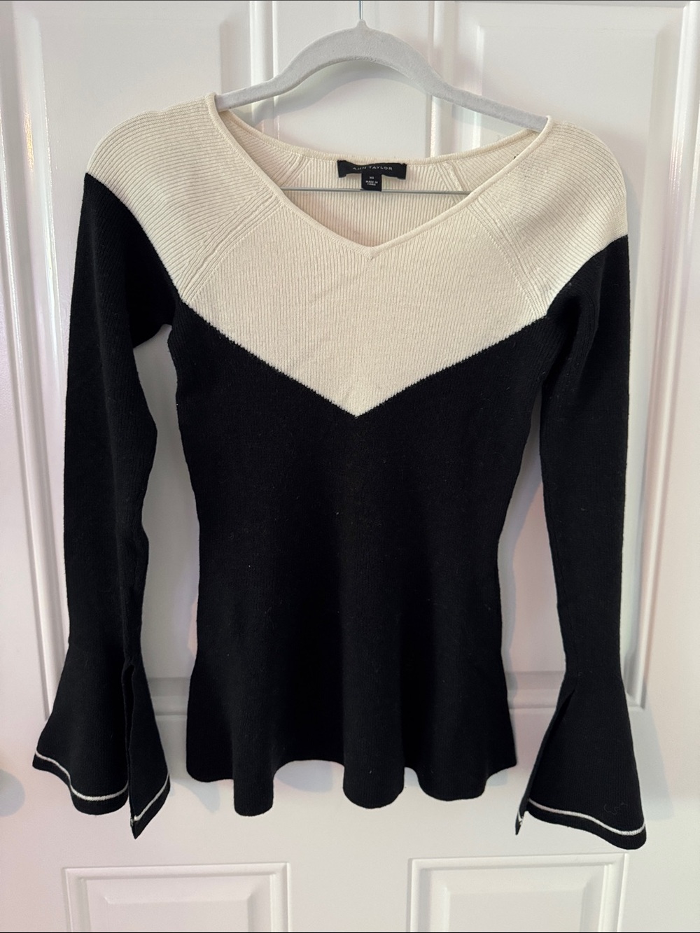 Ann Taylor Y2K Black and Cream V‑Neck Wool Sweater Size XS